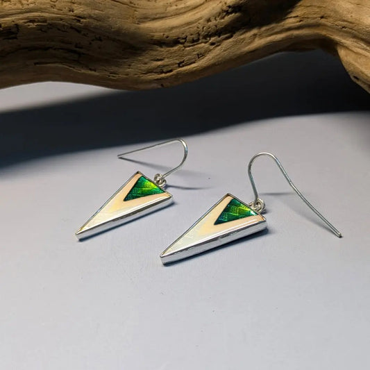Boucles d’oreilles triangle en argent 925 et émail vert doré opalescent Mary D. Joaillerie