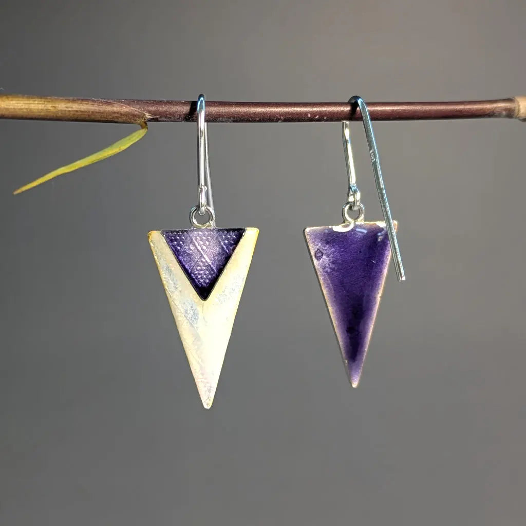 Boucles d'oreilles triangles violet opalescent en argent Mary D. Joaillerie