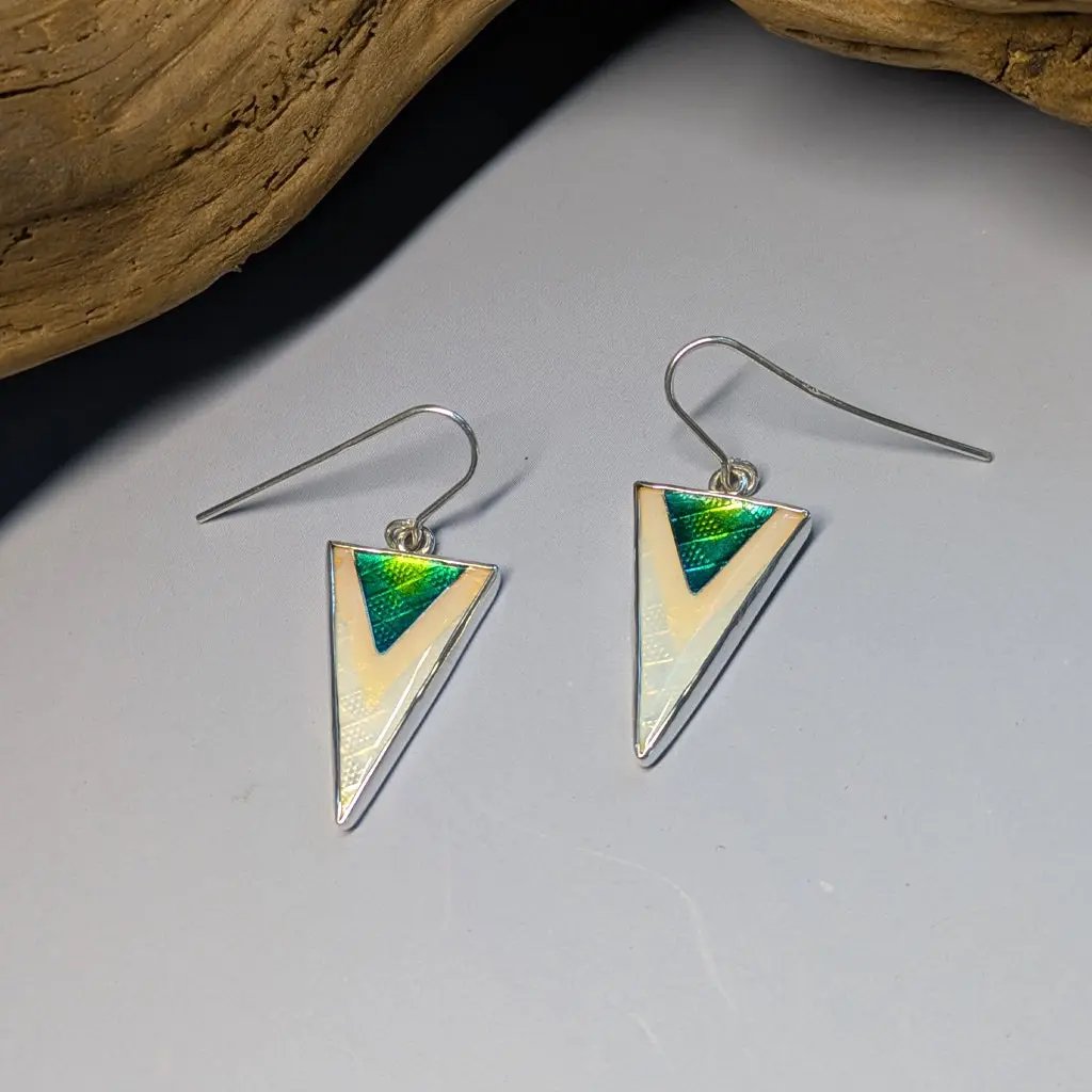 Boucles d’oreilles triangle en argent 925 et émail vert doré opalescent Mary D. Joaillerie