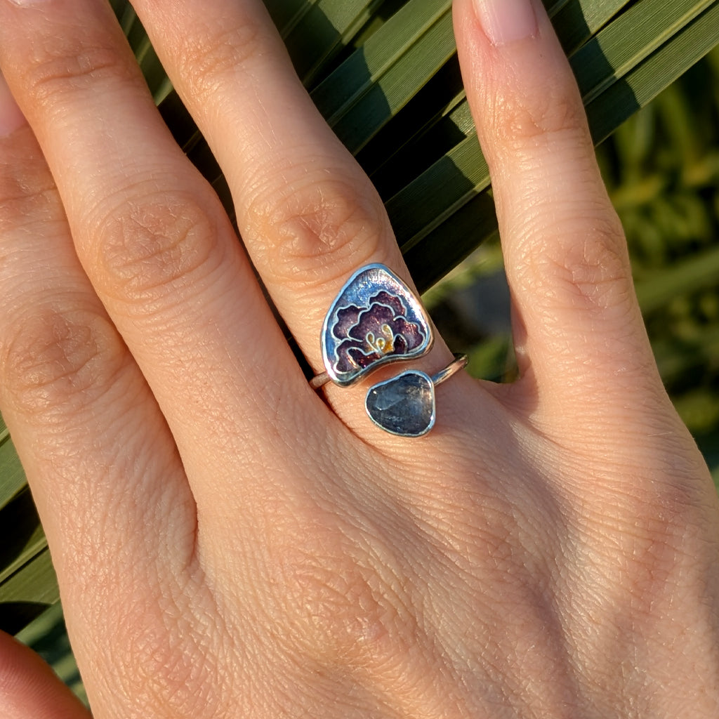 Bague ouverte en argent, iolite et pivoine T54 - Mary D. Joaillerie