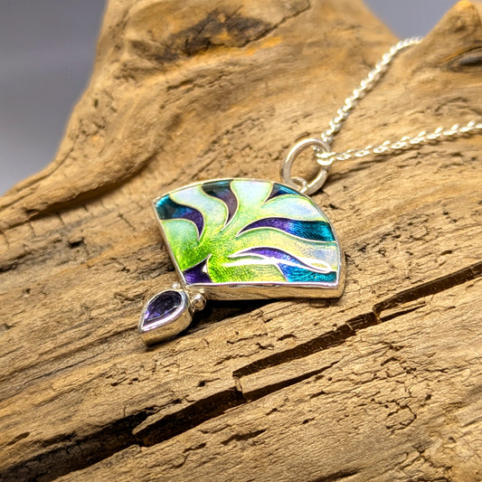 Pendentif éventail opalescent en argent et émail et iolite - Mary D. Joaillerie