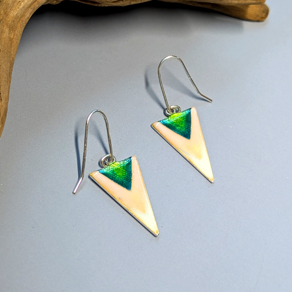 Boucles d'oreilles triangle en argent 925 et émail vert opalescent - Mary D. Joaillerie
