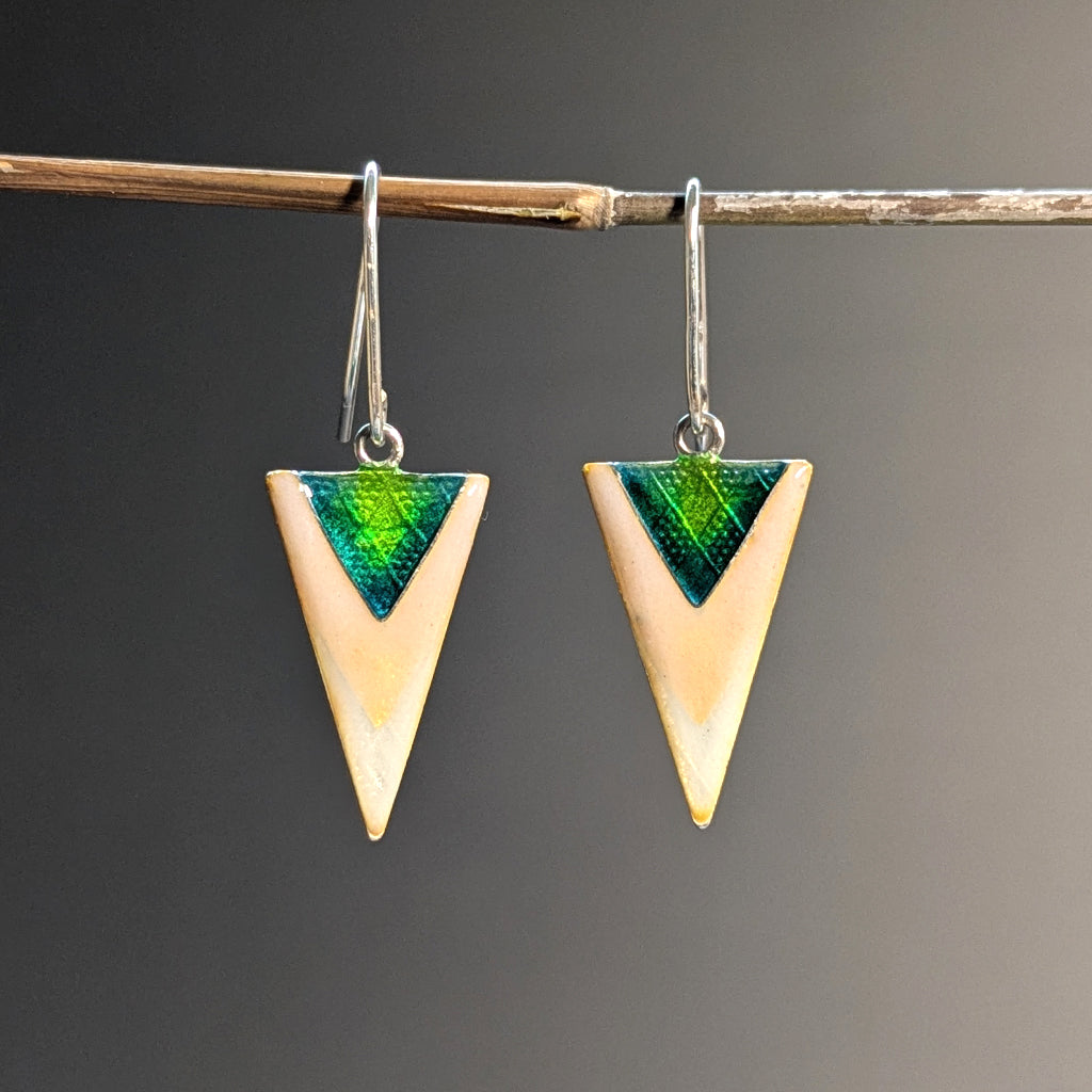 Boucles d'oreilles triangle en argent 925 et émail vert opalescent - Mary D. Joaillerie