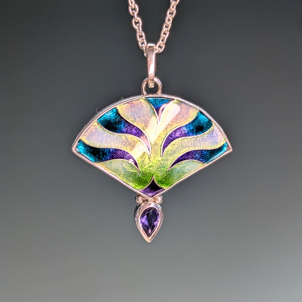 Pendentif éventail opalescent en argent et émail et iolite - Mary D. Joaillerie