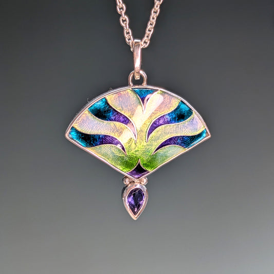 Pendentif éventail opalescent en argent et émail et iolite - Mary D. Joaillerie