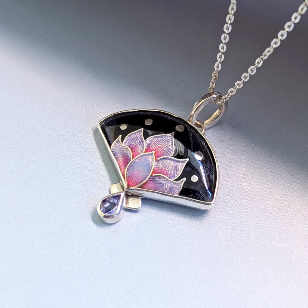 Pendentif lotus en argent, émail et Tanzanite - Mary D. Joaillerie