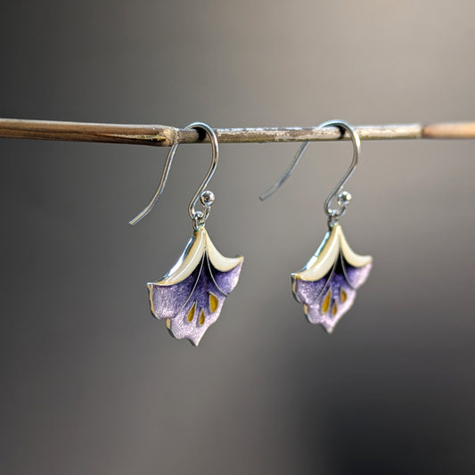 Boucles d’oreilles fleurs en argent et émail violet - Mary D. Joaillerie