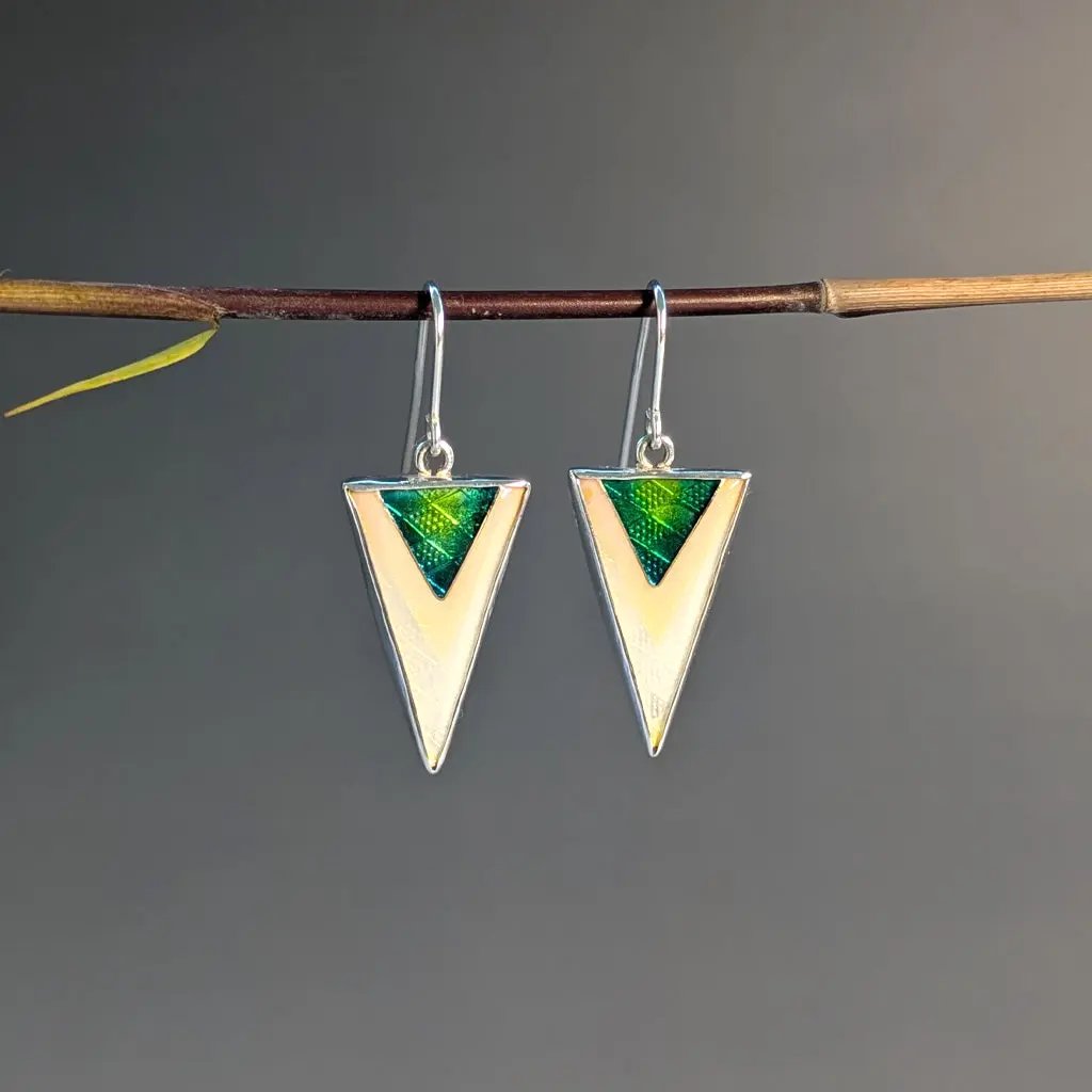 Boucles d’oreilles triangle en argent 925 et émail vert doré opalescent Mary D. Joaillerie
