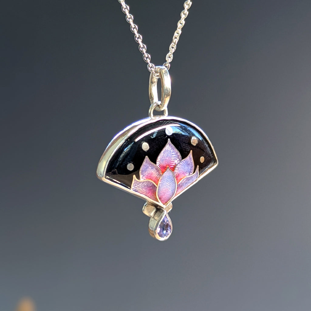 Pendentif lotus en argent, émail et Tanzanite - Mary D. Joaillerie