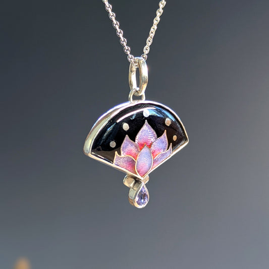 Pendentif lotus en argent, émail et Tanzanite - Mary D. Joaillerie