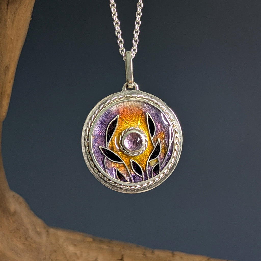Pendentif couché de soleil en argent, émail et améthyste - Mary D. Joaillerie