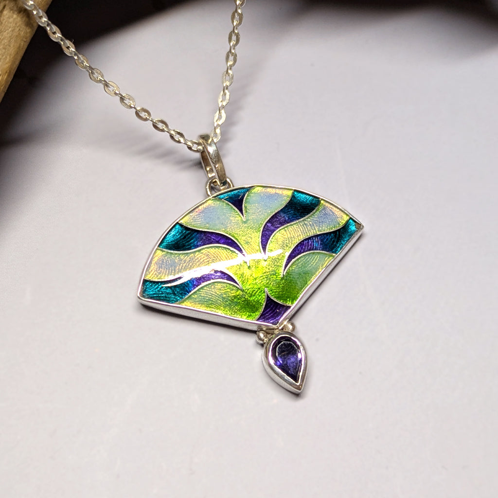 Pendentif éventail opalescent en argent et émail et iolite - Mary D. Joaillerie