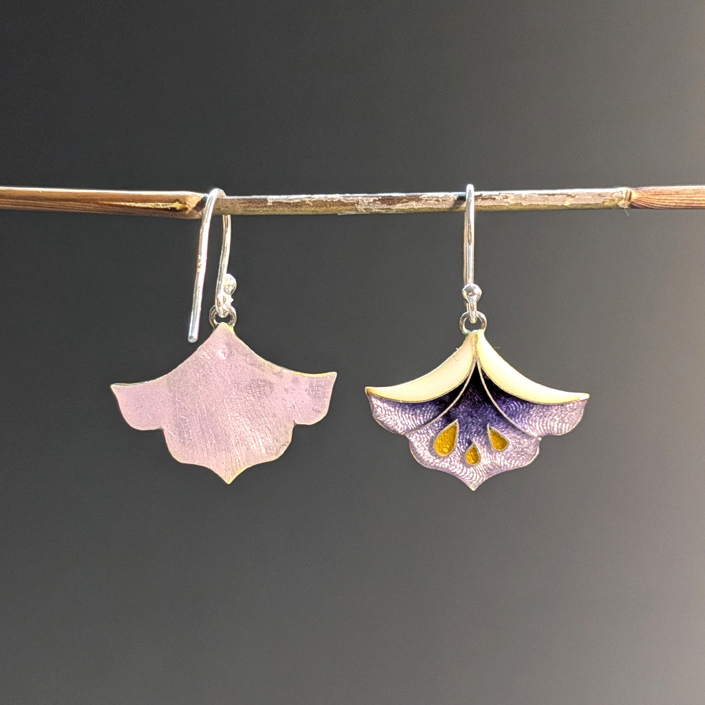 Boucles d’oreilles fleurs en argent et émail violet - Mary D. Joaillerie