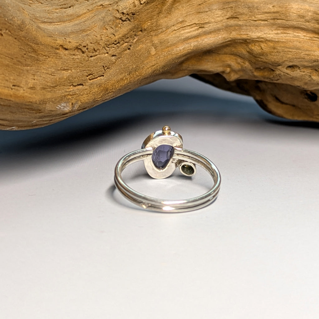 Bague contemporaine en argent, iolite, péridot et or 18 carats - Mary D. Joaillerie