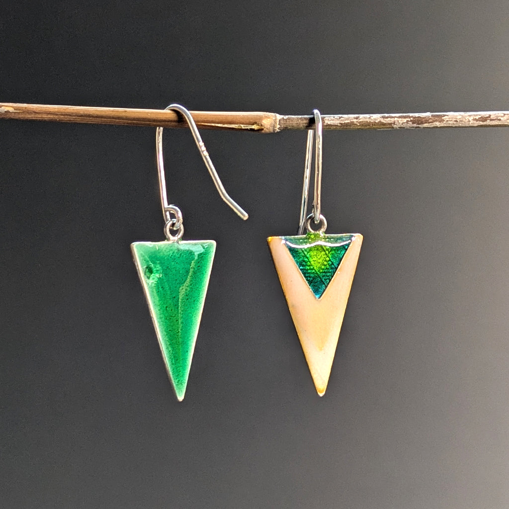Boucles d'oreilles triangle en argent 925 et émail vert opalescent - Mary D. Joaillerie