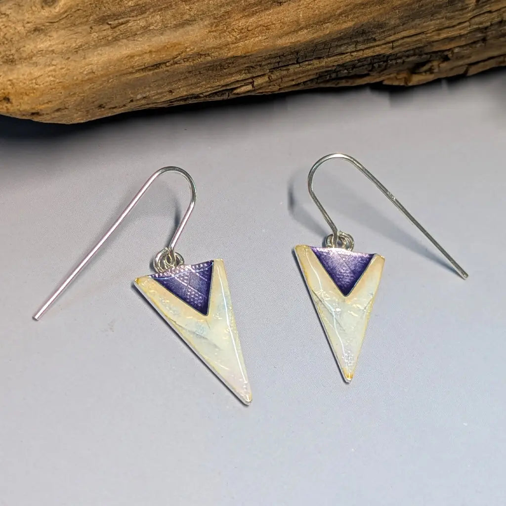 Boucles d'oreilles triangles violet opalescent en argent Mary D. Joaillerie