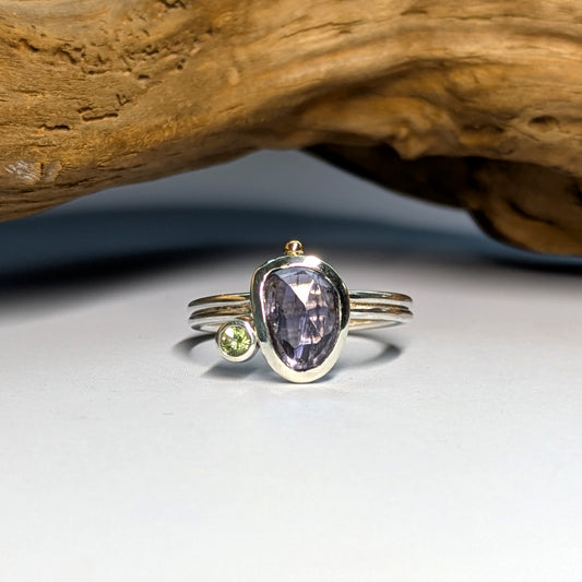Bague contemporaine en argent, iolite, péridot et or 18 carats - Mary D. Joaillerie