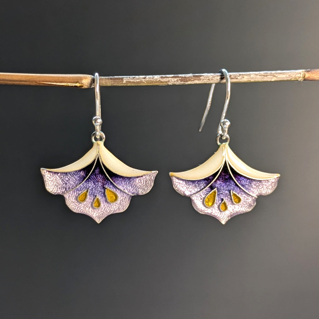 Boucles d’oreilles fleurs en argent et émail violet - Mary D. Joaillerie