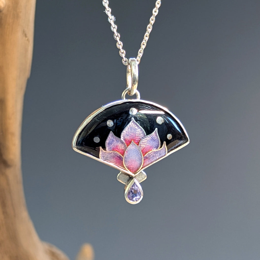 Pendentif lotus en argent, émail et Tanzanite - Mary D. Joaillerie