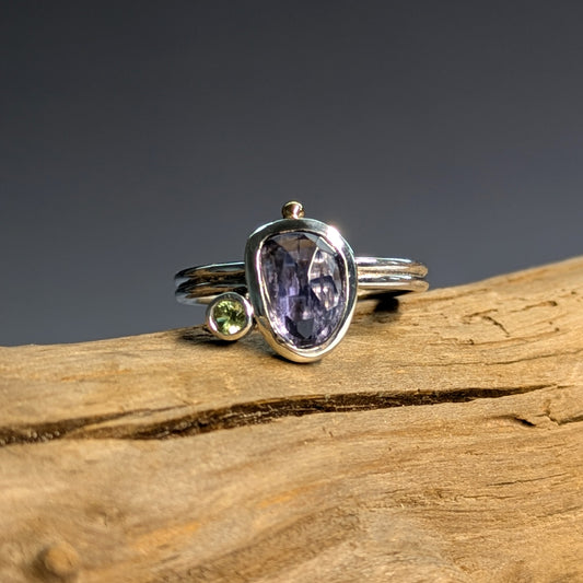 Bague contemporaine en argent, iolite, péridot et or 18 carats - Mary D. Joaillerie
