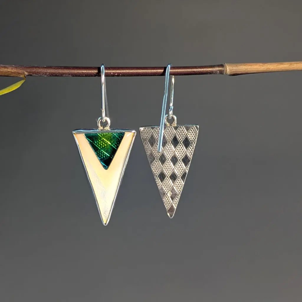 Boucles d’oreilles triangle en argent 925 et émail vert doré opalescent Mary D. Joaillerie
