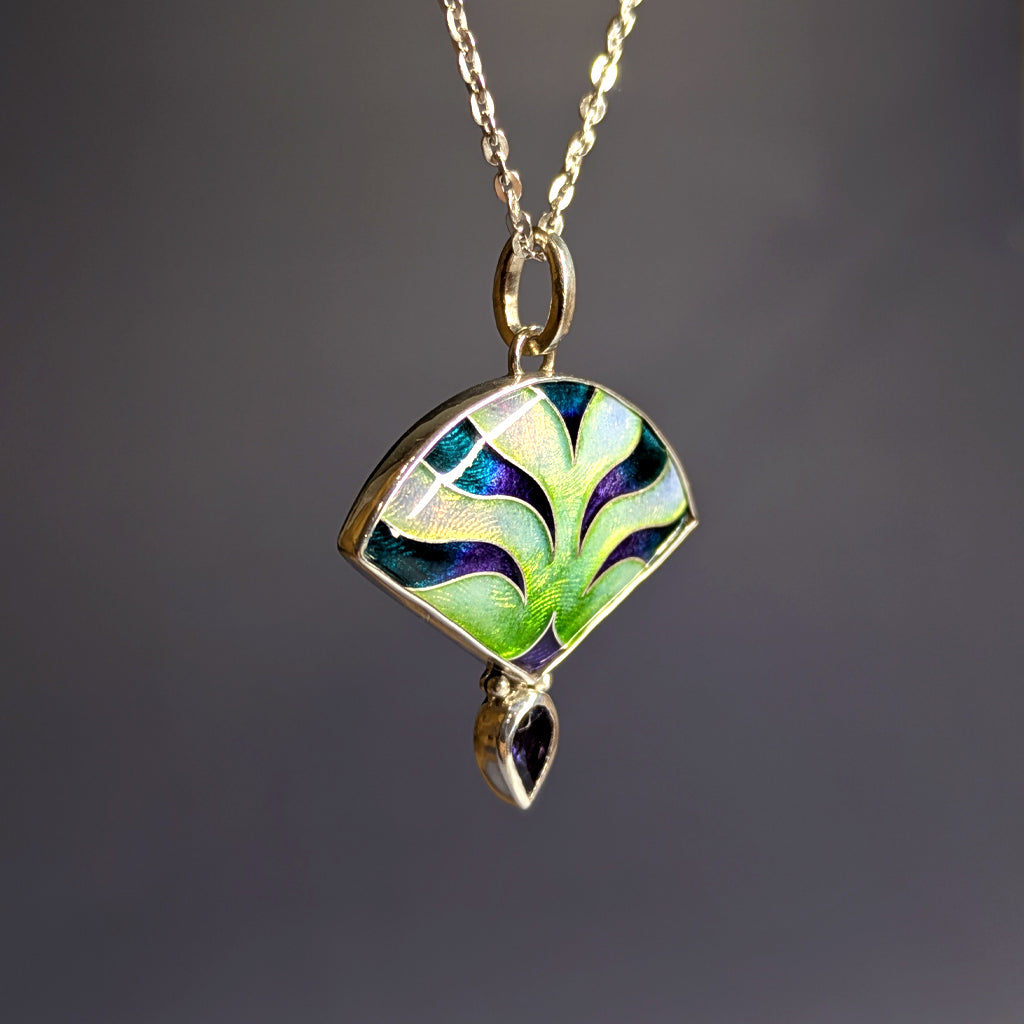 Pendentif éventail opalescent en argent et émail et iolite - Mary D. Joaillerie