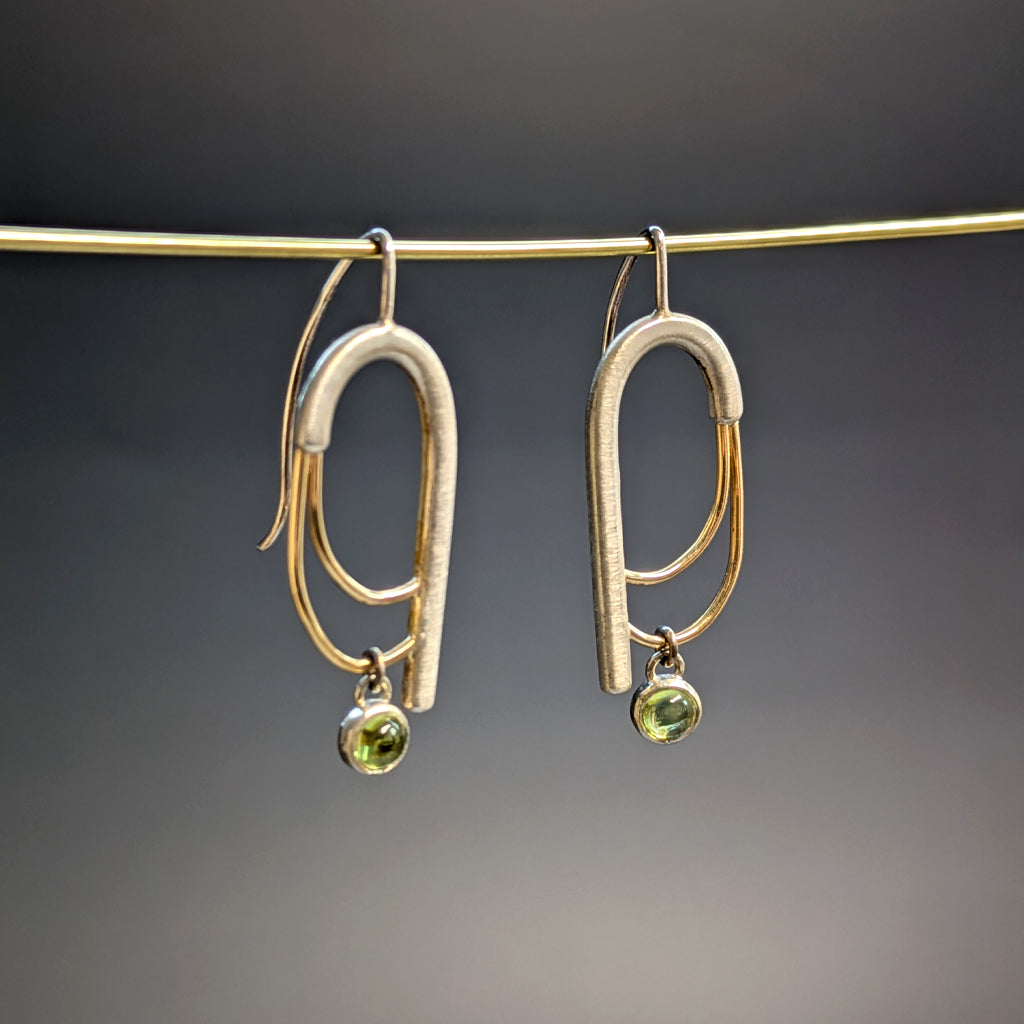 Boucles d’oreilles contemporaines en argent 925, or 14k et péridot - Mary D. Joaillerie