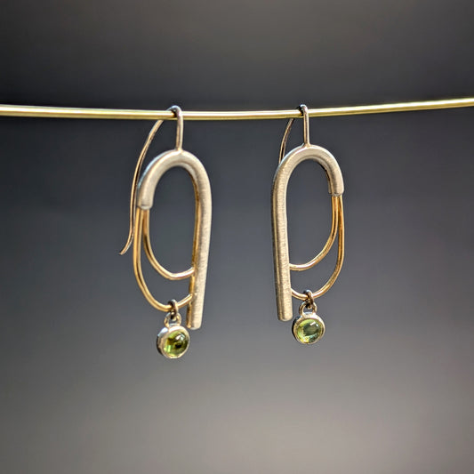 Boucles d’oreilles contemporaines en argent 925, or 14k et péridot - Mary D. Joaillerie
