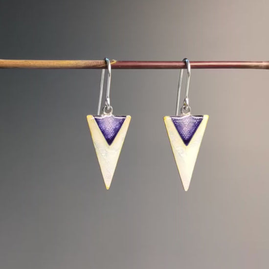 Boucles d'oreilles triangles violet opalescent en argent Mary D. Joaillerie