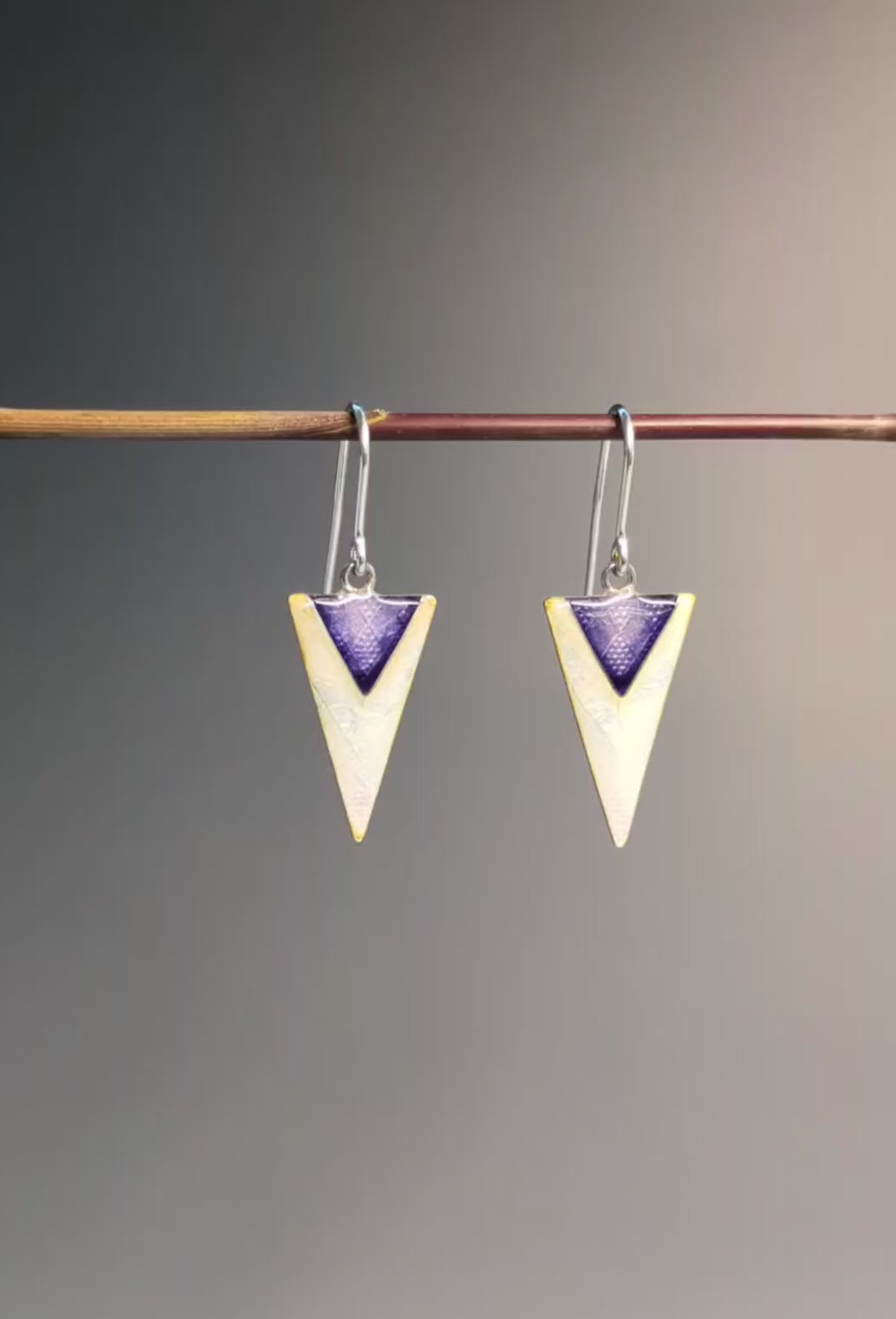 Boucles d'oreilles triangles violet opalescent en argent Mary D. Joaillerie
